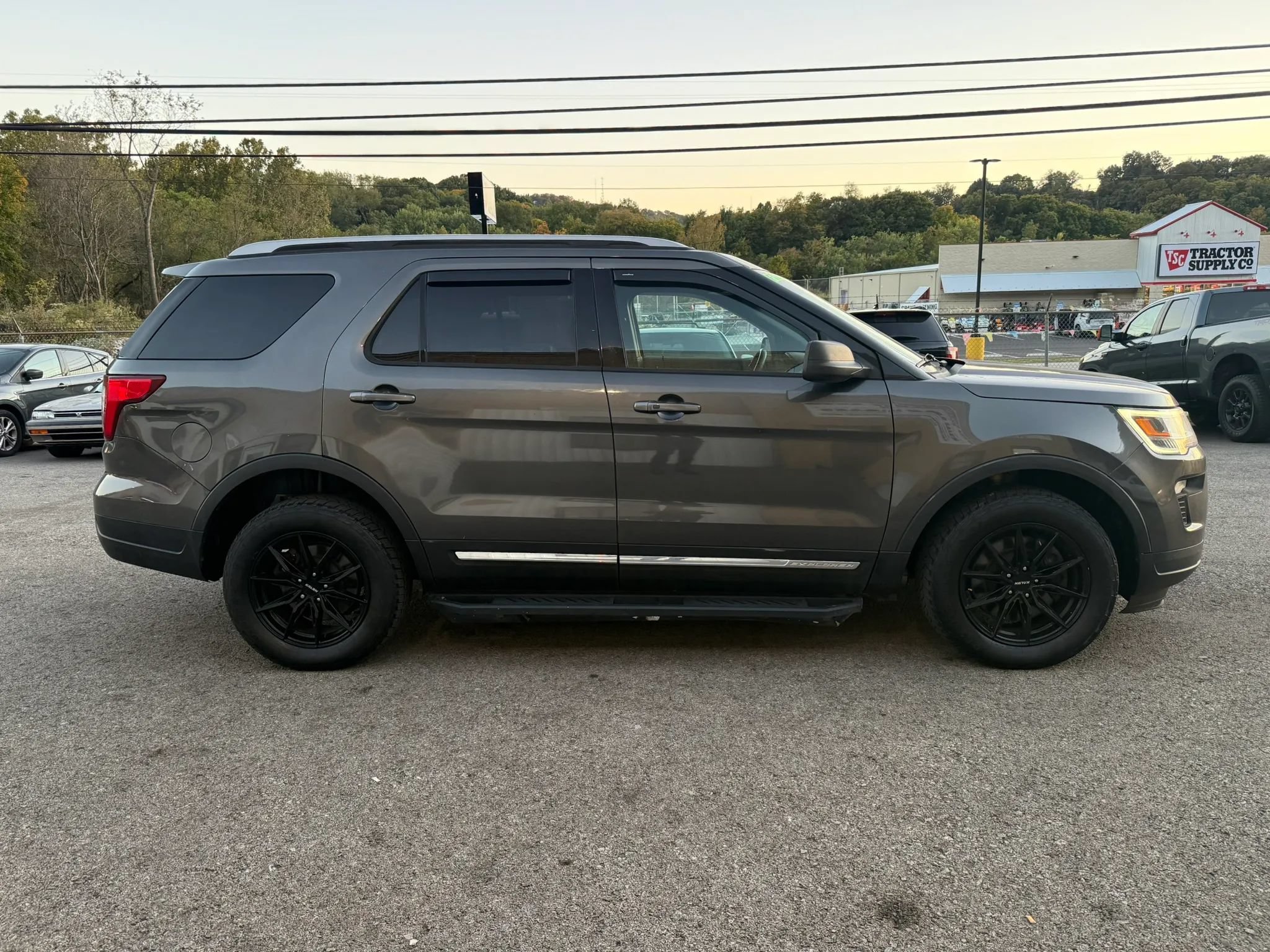 Used 2018 Ford Explorer XLT AWD/4WD image 4