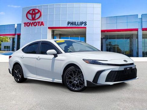 Used 2025 Toyota Camry SE AWD/4WD image 1