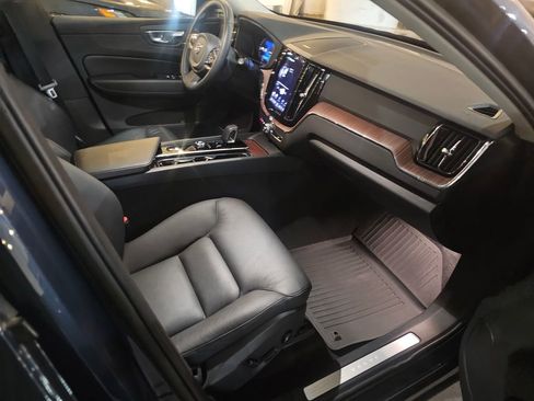 Certified 2023 Volvo XC60 B5 Plus AWD/4WD image 11