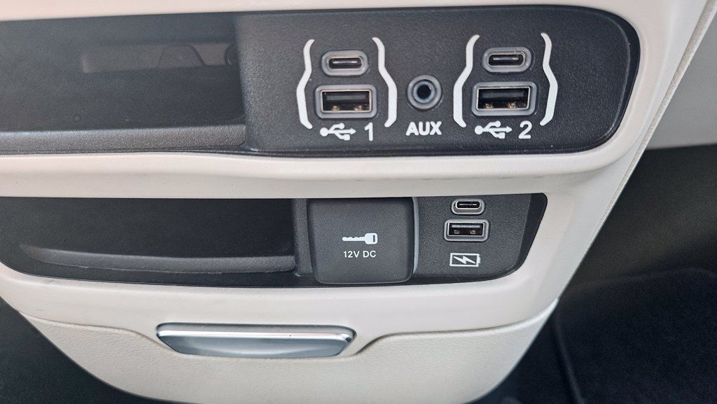 Used 2022 Chrysler Pacifica Touring-L FWD image 38