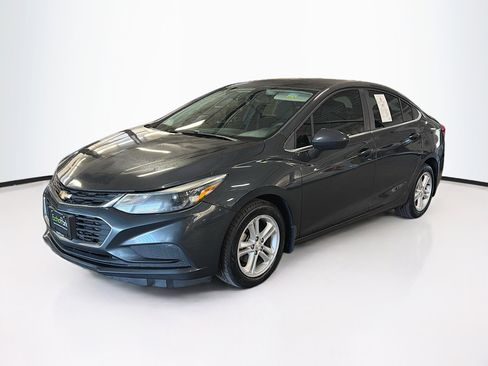 Used 2018 Chevrolet Cruze LT w/ Convenience Package FWD image 3