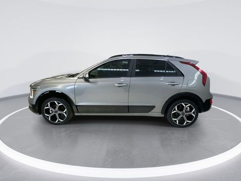 Used 2025 Kia Niro EX Touring image 4