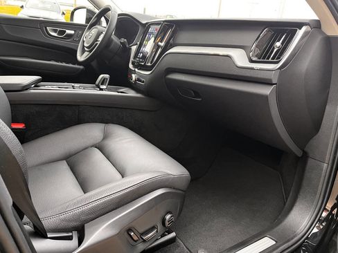 Used 2025 Volvo XC60 B5 Plus image 21