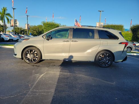 Used 2026 Toyota Sienna XSE FWD image 7