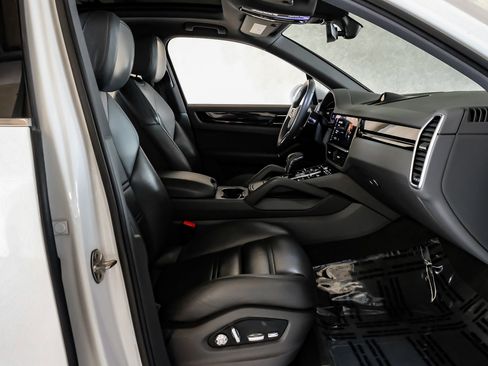 Used 2021 Porsche Cayenne w/ Premium Package image 43
