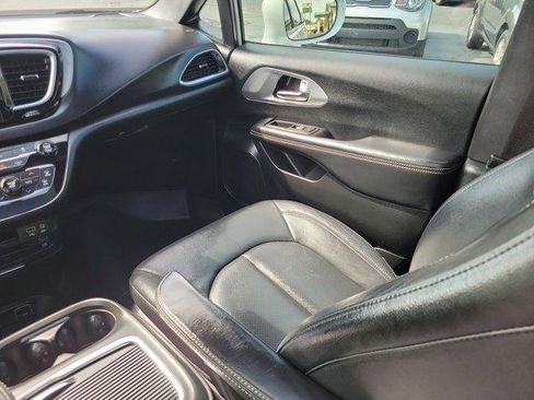 Used 2018 Chrysler Pacifica Touring-L Plus w/ S Appearance Package image 16