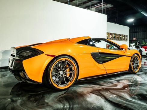 Used 2018 McLaren 570S Spider image 8