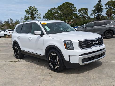 Used 2025 Kia Telluride S image 2