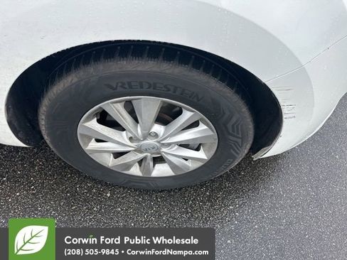 Used 2017 Kia Sedona LX w/ LX Essentials Premium Package image 5