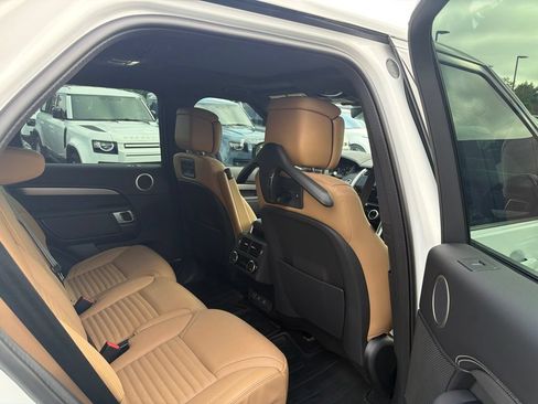 Used 2024 Land Rover Discovery Dynamic SE AWD/4WD image 10