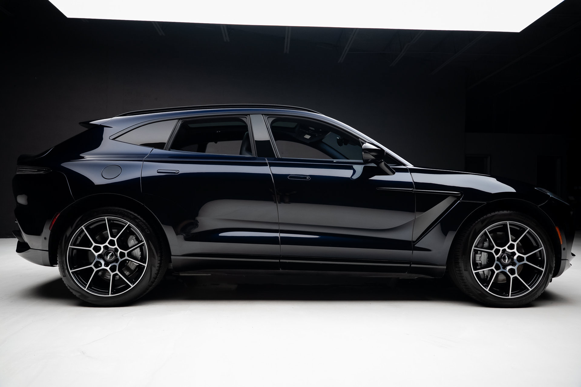 Used 2021 Aston Martin DBX AWD/4WD image 34