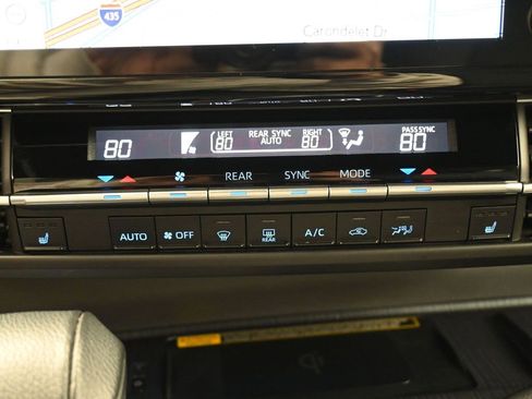 Used 2022 Toyota Sienna XLE Woodland Edition image 23