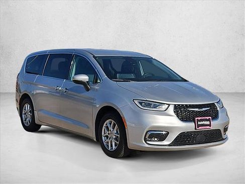 Used 2023 Chrysler Pacifica Touring-L FWD image 9