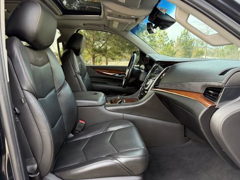 Used 2019 Cadillac Escalade Premium Luxury image 35