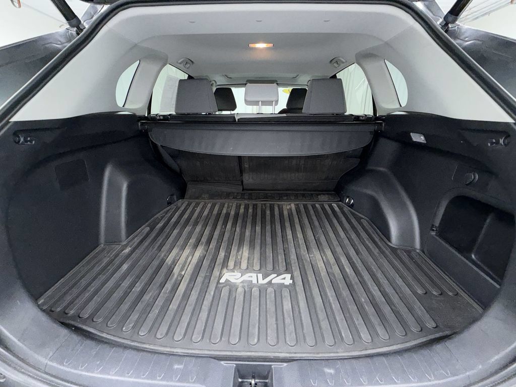 Used 2021 Toyota RAV4 XLE w/ Convenience Package AWD/4WD image 16