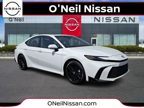 Used 2025 Toyota Camry SE w/ Convenience Package image 1