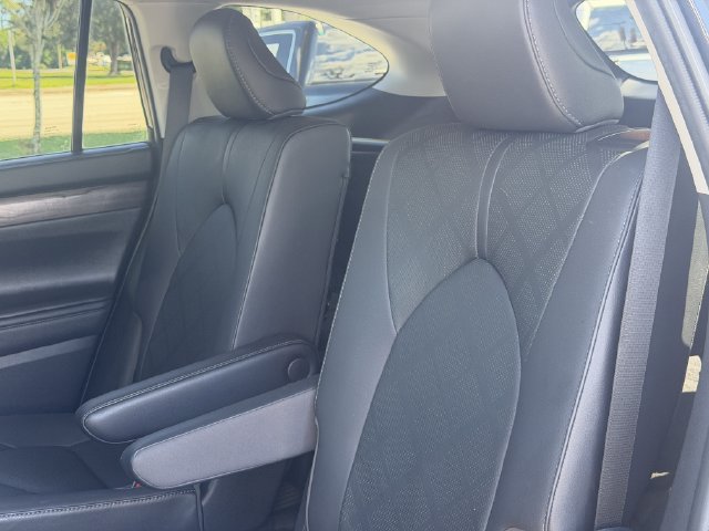Used 2020 Toyota Highlander Platinum FWD image 25