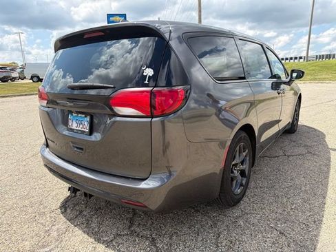 Used 2019 Chrysler Pacifica Touring Plus w/ S Appearance Package FWD image 6