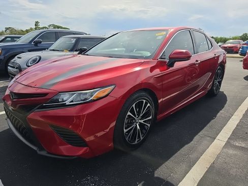 Used 2019 Toyota Camry SE FWD image 5