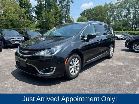 Used 2020 Chrysler Pacifica Touring-L FWD image 3