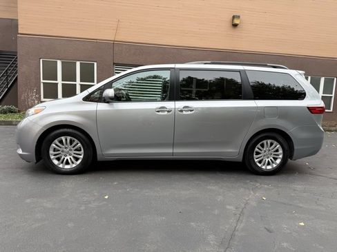 Used 2016 Toyota Sienna Limited image 5