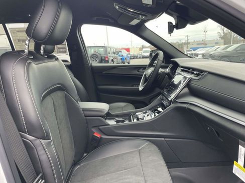 New 2025 Jeep Grand Cherokee Altitude image 15