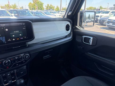 Used 2025 Jeep Wrangler Unlimited Sahara AWD/4WD image 35