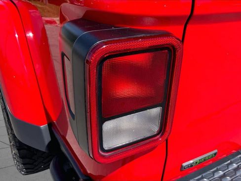 Used 2023 Jeep Gladiator Rubicon w/ Cold Weather Group AWD/4WD image 29