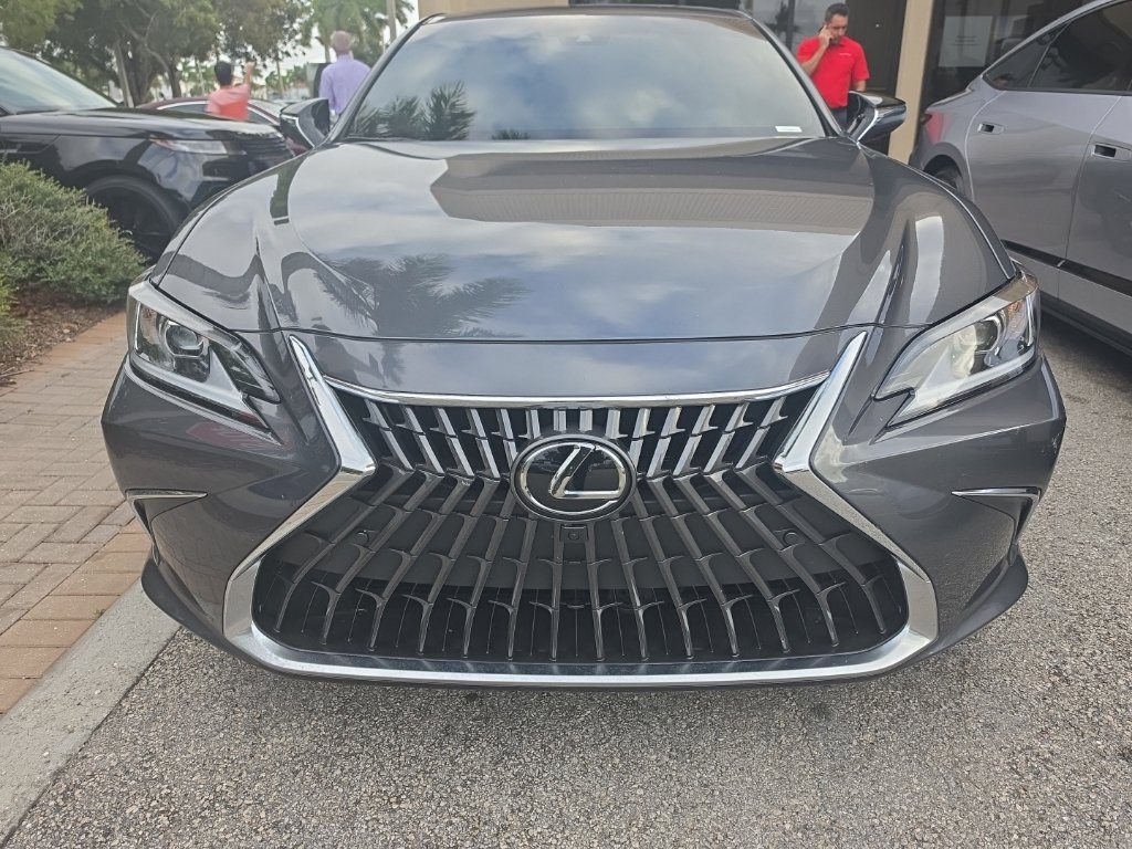 Used 2025 Lexus ES 300h w/ Technology Package FWD image 2
