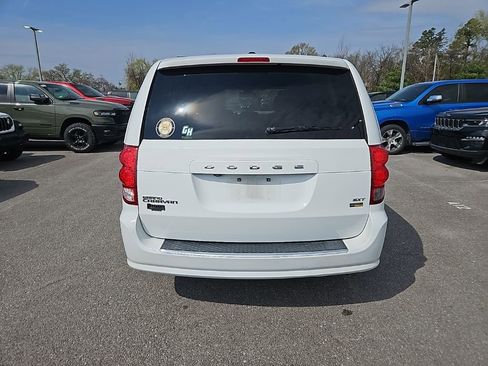 Used 2019 Dodge Grand Caravan SXT image 6