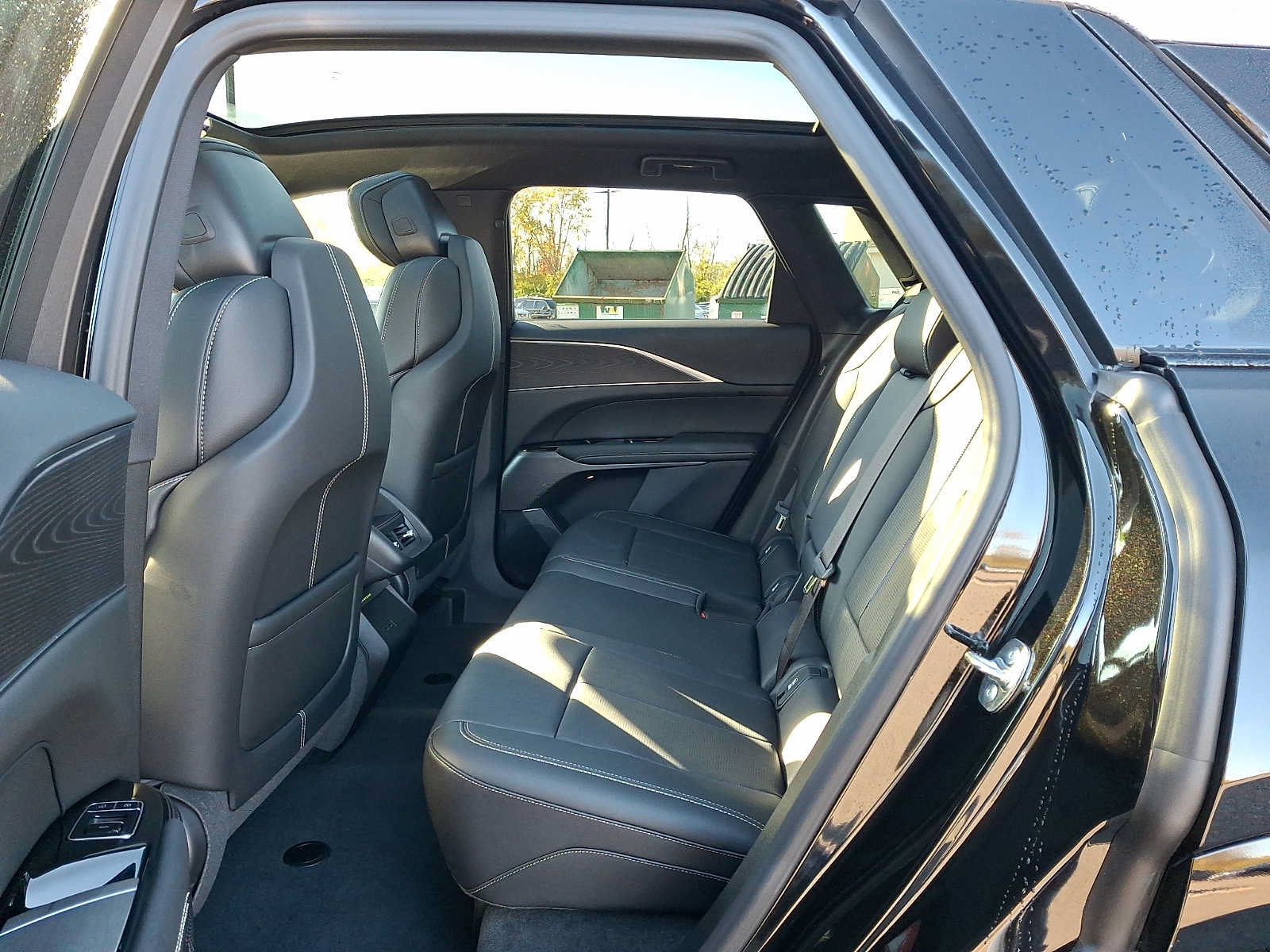 Used 2026 Cadillac Lyriq Luxury AWD/4WD image 10