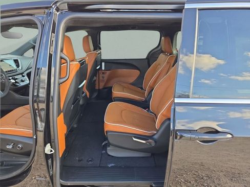 New 2026 Chrysler Pacifica Pinnacle w/ Trailer Tow Group image 15