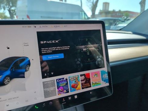 Used 2023 Tesla Model Y Long Range image 18