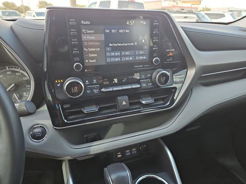 Used 2022 Toyota Highlander XLE image 22