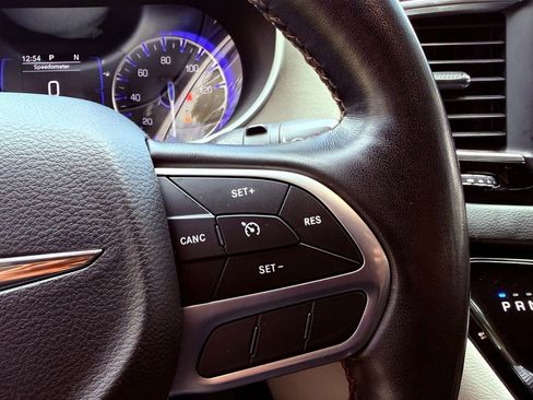 Used 2020 Chrysler Pacifica Touring-L FWD image 18