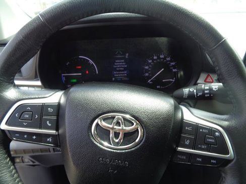 Used 2021 Toyota Sienna XLE FWD image 13
