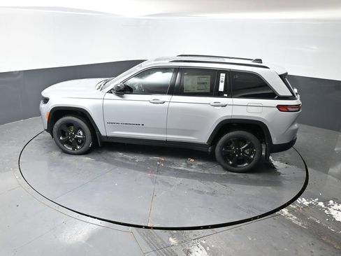 New 2026 Jeep Grand Cherokee Limited w/ Limited Altitude Package AWD/4WD image 34