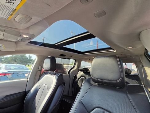 Used 2023 Chrysler Pacifica Limited FWD image 23