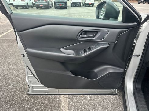 Used 2024 Nissan Rogue S image 10