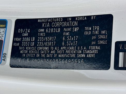 Used 2025 Kia Carnival FWD image 12
