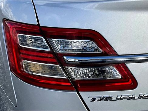 Used 2018 Ford Taurus Limited image 26