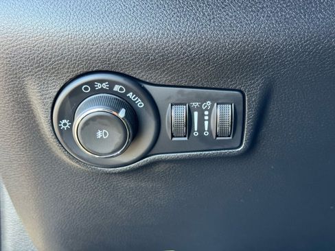 Used 2025 Jeep Compass Limited image 21