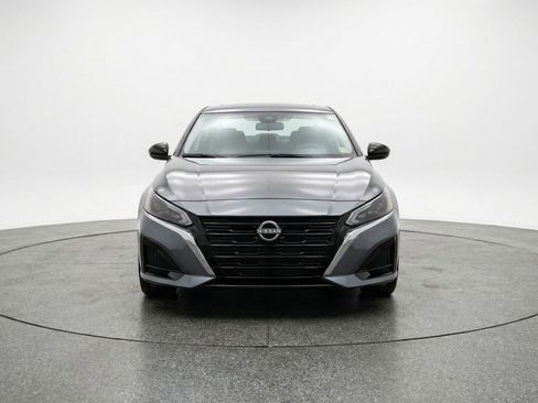 Used 2025 Nissan Altima 2.5 SV FWD image 2