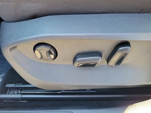 Certified 2023 Volkswagen Taos SE FWD image 19