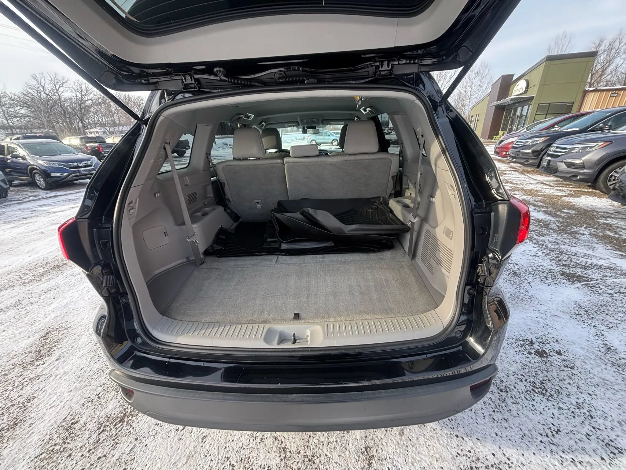 Used 2018 Toyota Highlander LE w/ Carpet Mat Package (TMS) AWD/4WD image 30