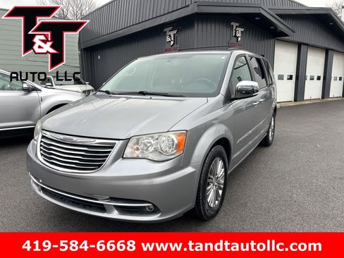 Used 2016 Chrysler Town & Country Touring-L image 1