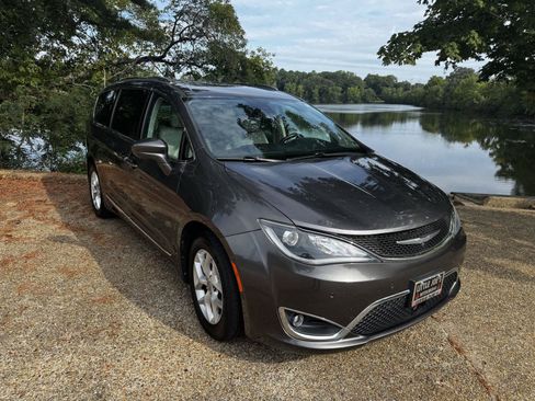 Used 2017 Chrysler Pacifica Touring-L Plus w/ Advanced Safetytec Group FWD image 2
