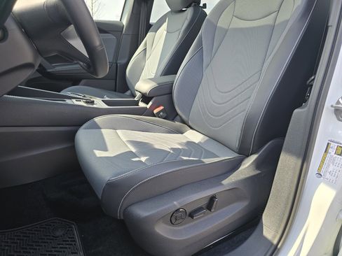 Certified 2025 Volkswagen Tiguan SE R-Line image 35