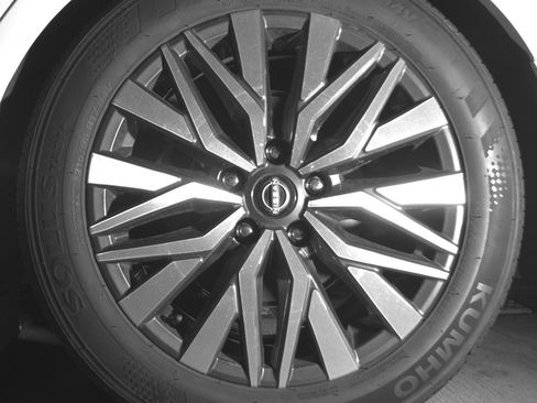 Used 2025 Nissan Altima 2.5 SV FWD image 14