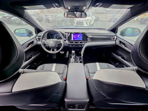 Used 2025 Toyota Camry SE image 2